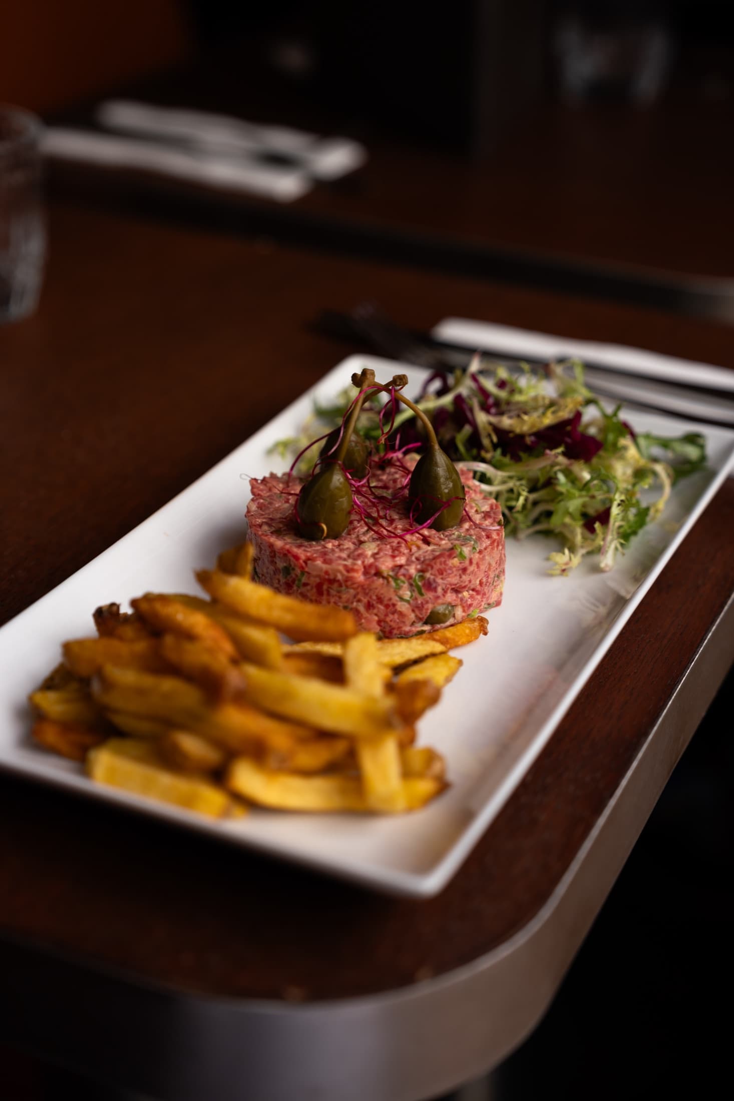 Tartare de bœuf, frites et salade servis au MAMBA
