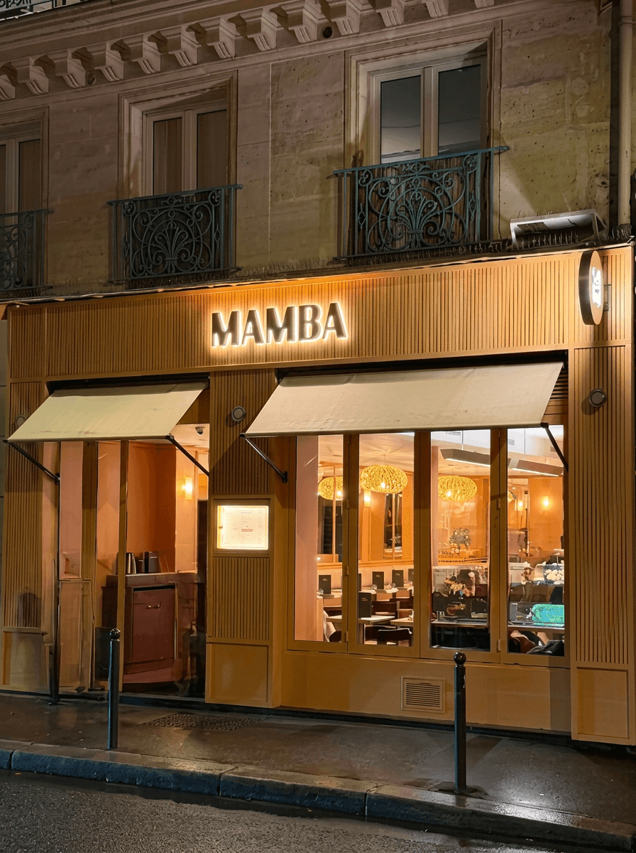 Façade du MAMBA illuminée à la nuit tombée