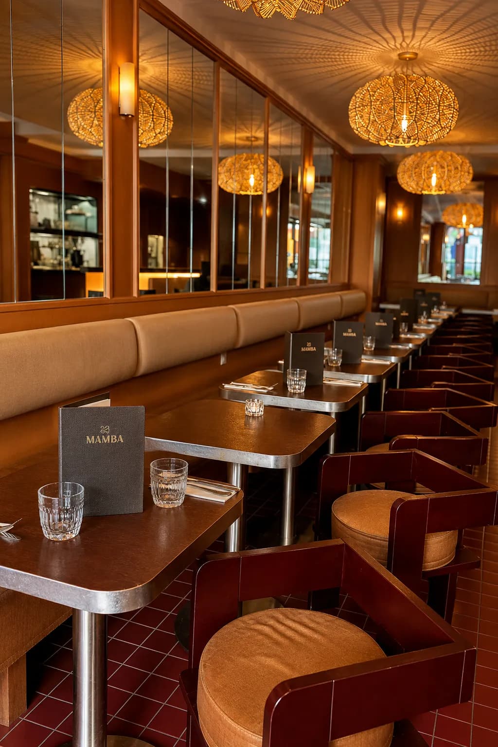 Salle du MAMBA, banquettes et luminaires tressés