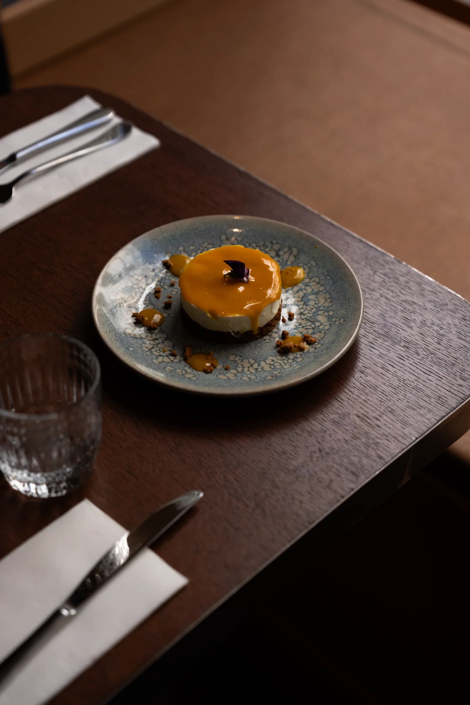 Cheesecake mangue, coulis fruité et assiette dressée