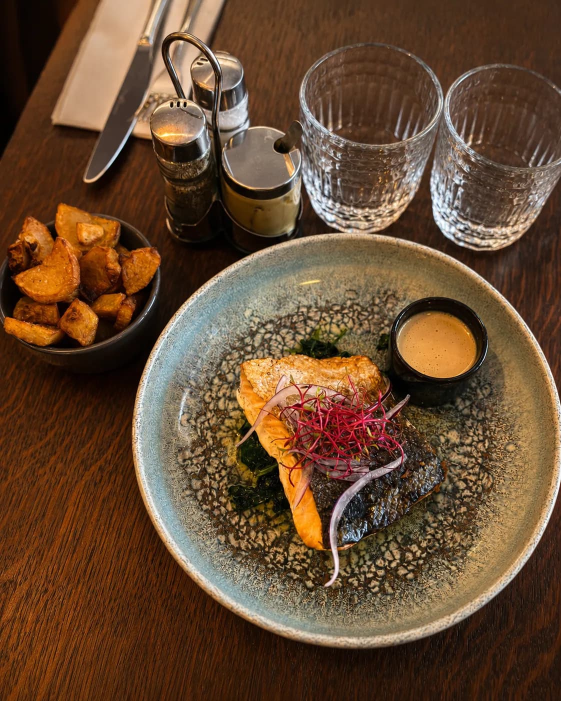 Pavé de saumon, épinards & vinaigrette sésame