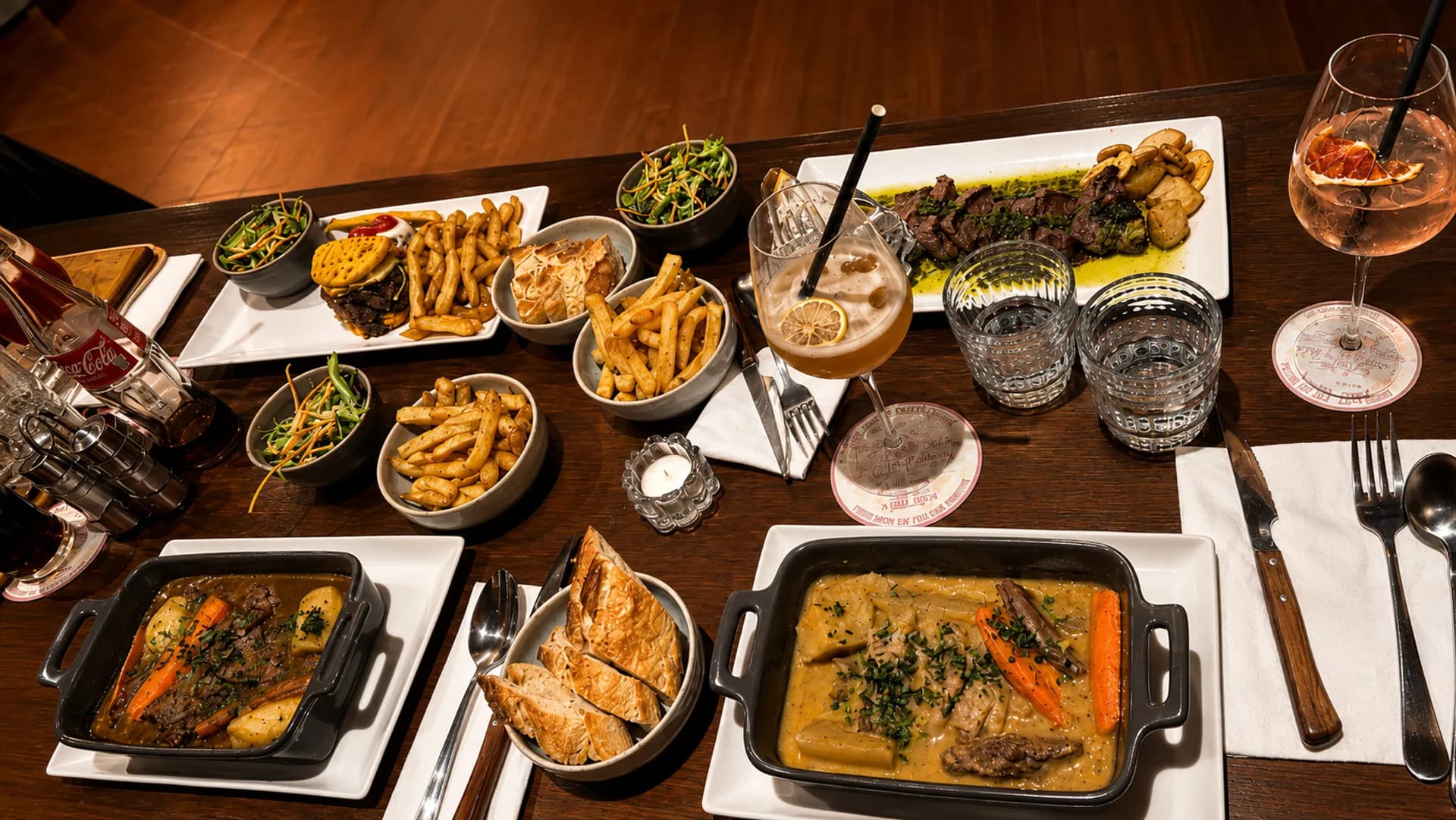 Table dressée au MAMBA — plats, garnitures et cocktails