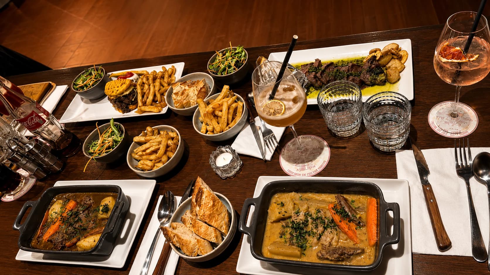 Grande table dressée au MAMBA avec plats à partager et boissons